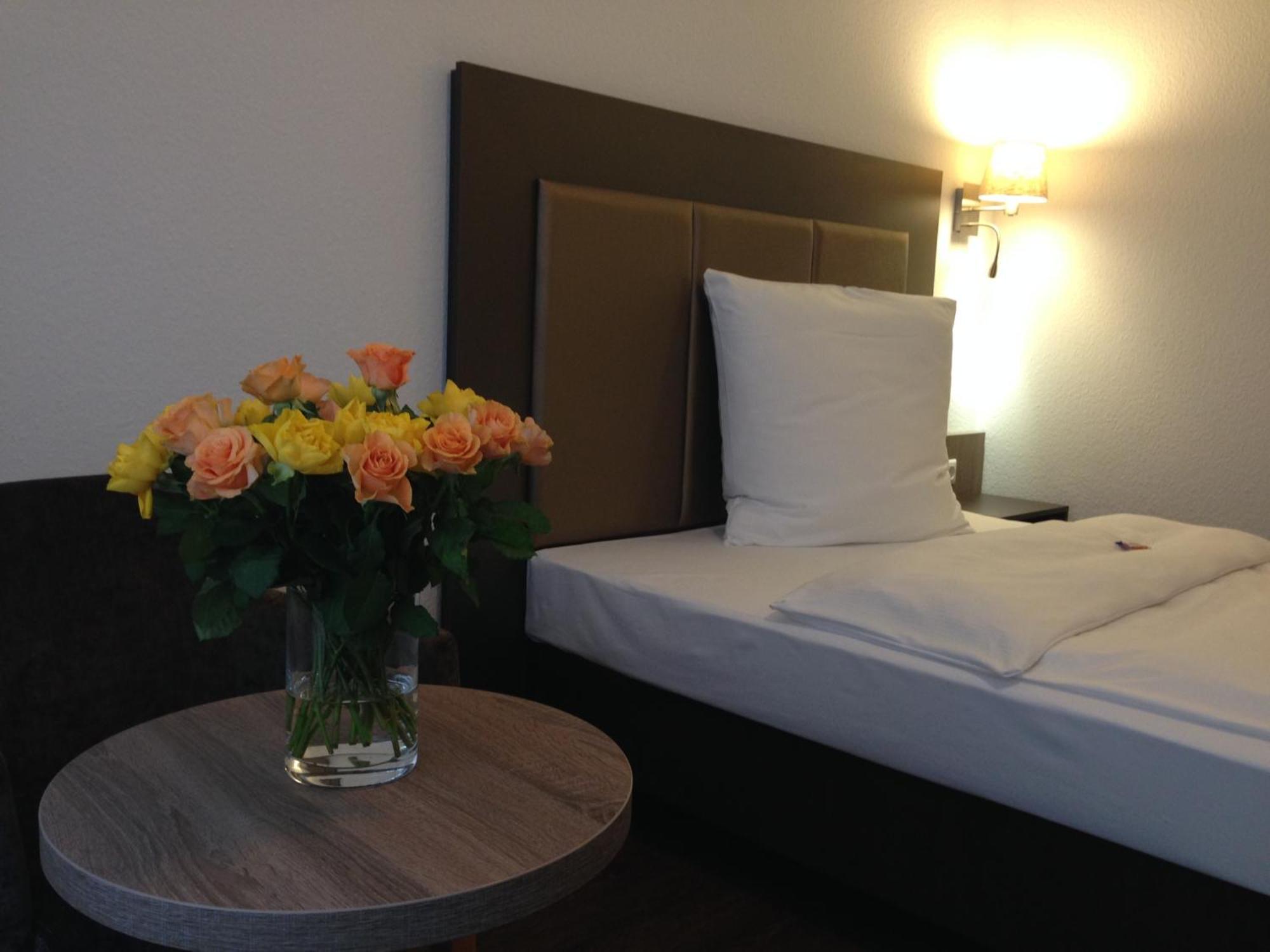 Single Room,681325305:JPEG